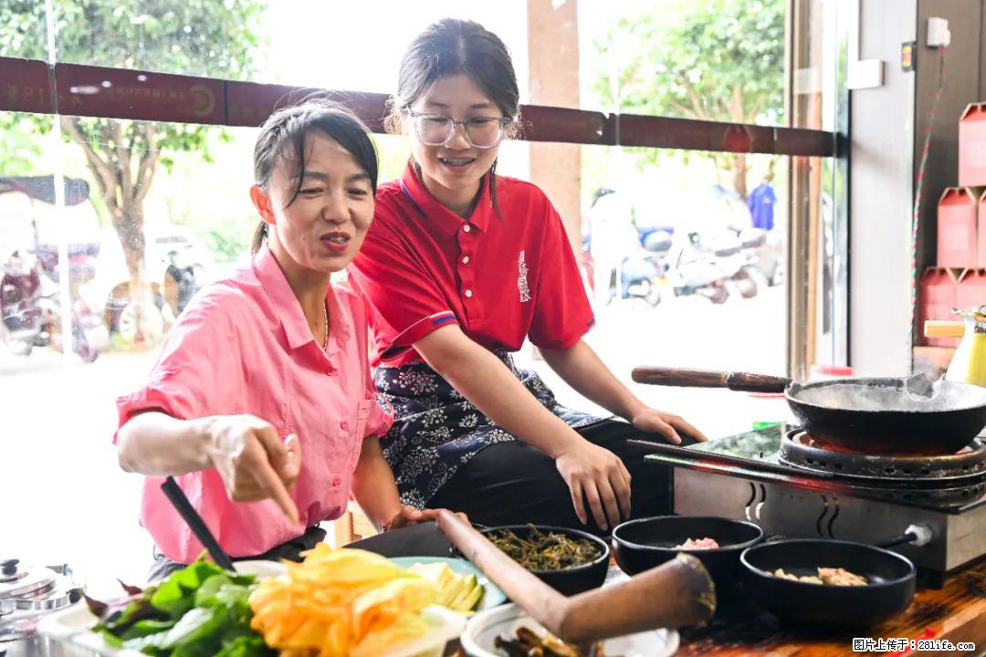 全网追的“扁担女孩”，找了一份暑假工，时薪12元 - 长葛生活资讯 - 长葛28生活网 changge.28life.com