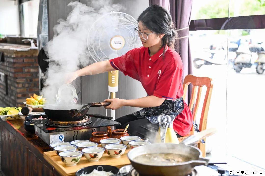 全网追的“扁担女孩”，找了一份暑假工，时薪12元 - 长葛生活资讯 - 长葛28生活网 changge.28life.com